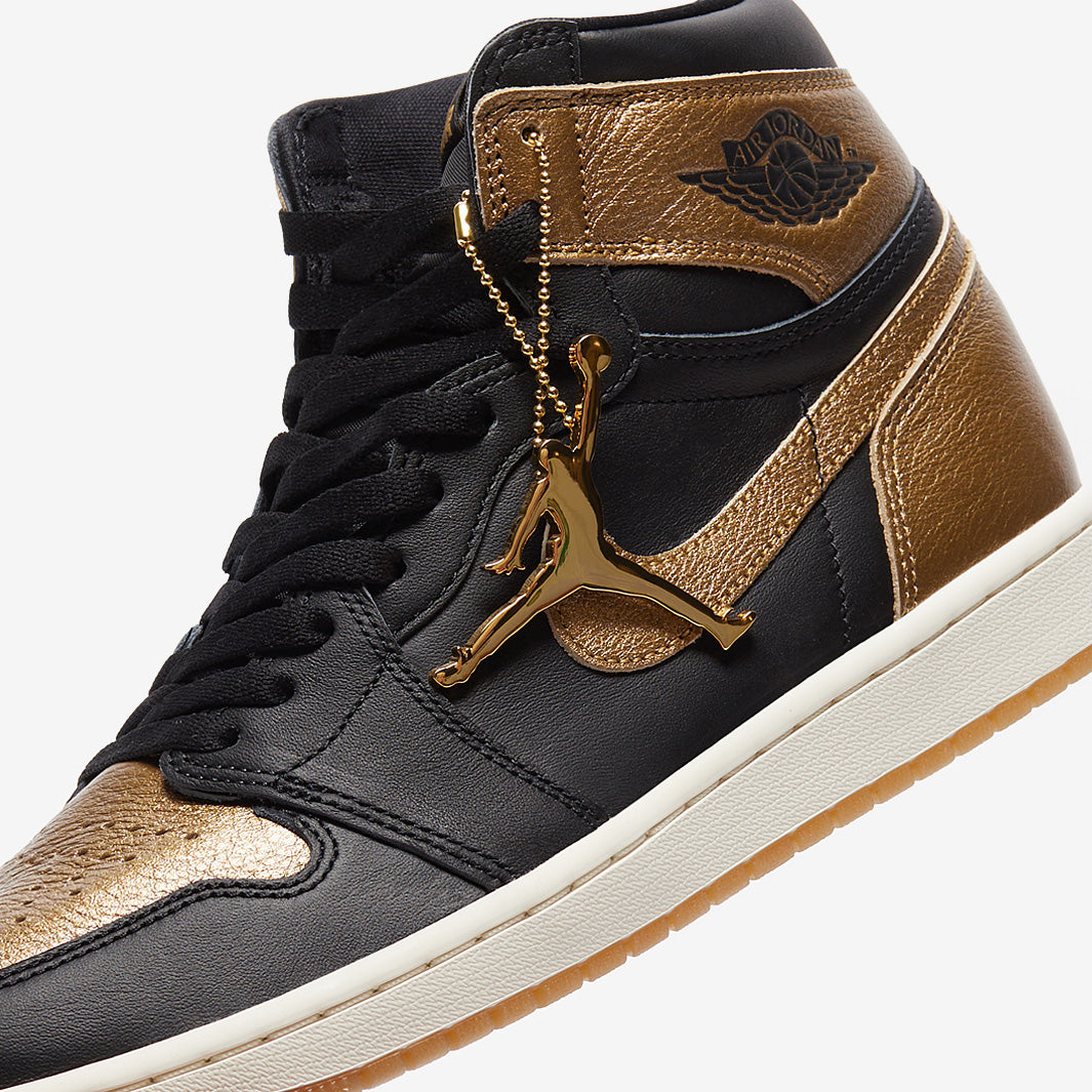 靴 Air Jordan 1 Retro High OG BlackandGold Air Jordan 1 Retro High OG - Black/Metallic Gold/Sail - Trainers