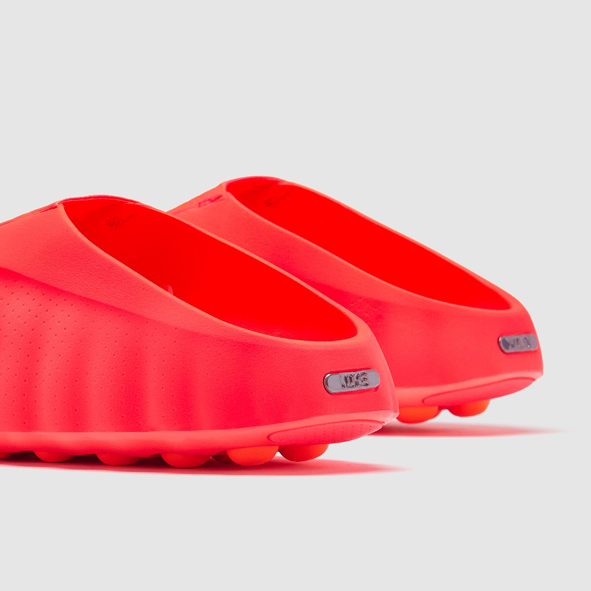 Nike Womens Mind 001 - Solar Red/Chrome/Hyper Crimson/Black