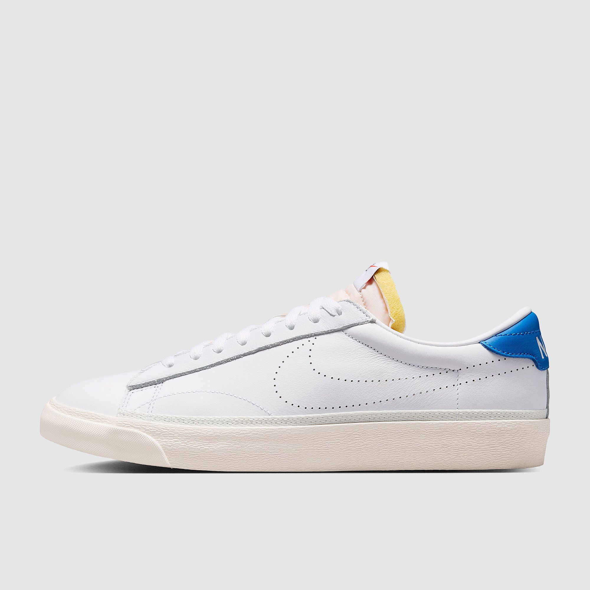Nike Sportswear Tennis Classic AC - Arenilla/Vela - Zapatillas 
